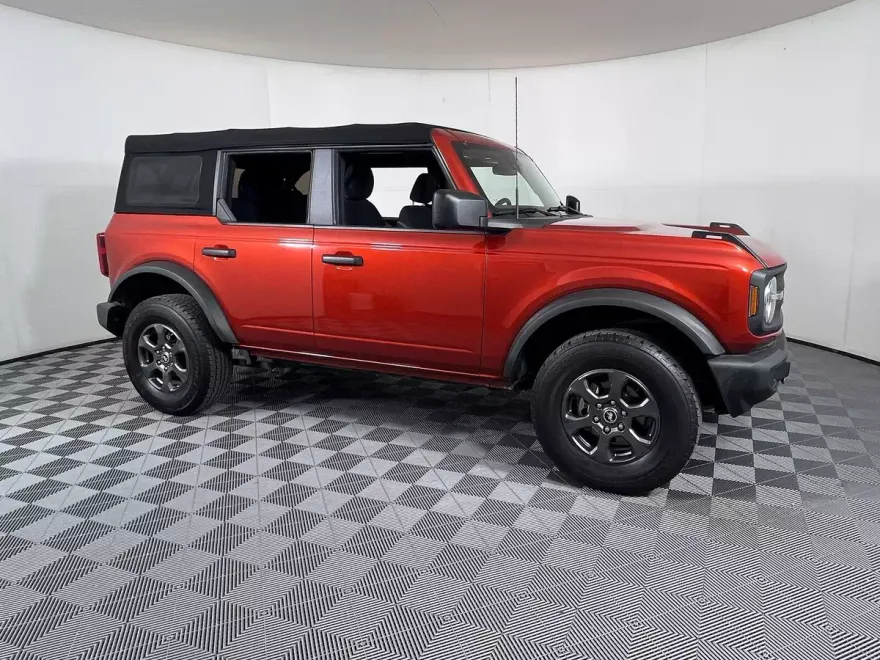 2022 Ford Bronco Base photo 1