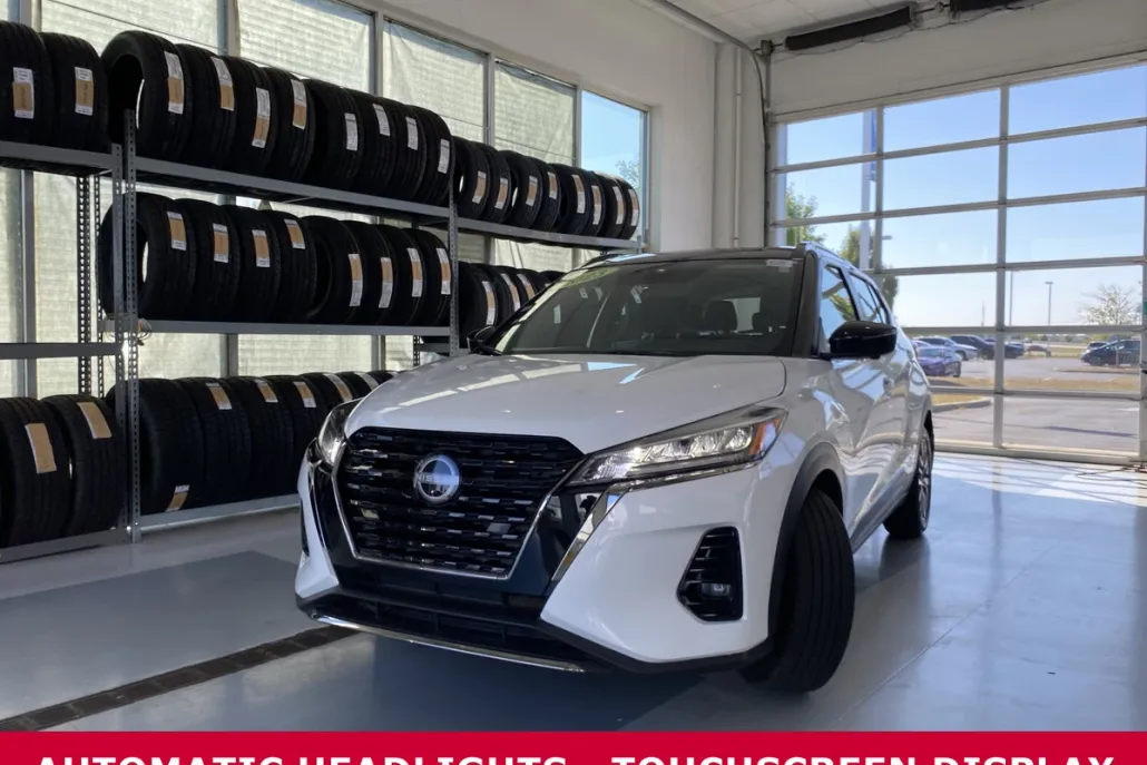 2023 Nissan Kicks SR photo 1