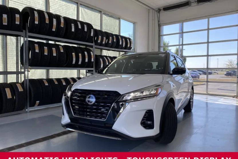 2023 Nissan Kicks SR photo 1