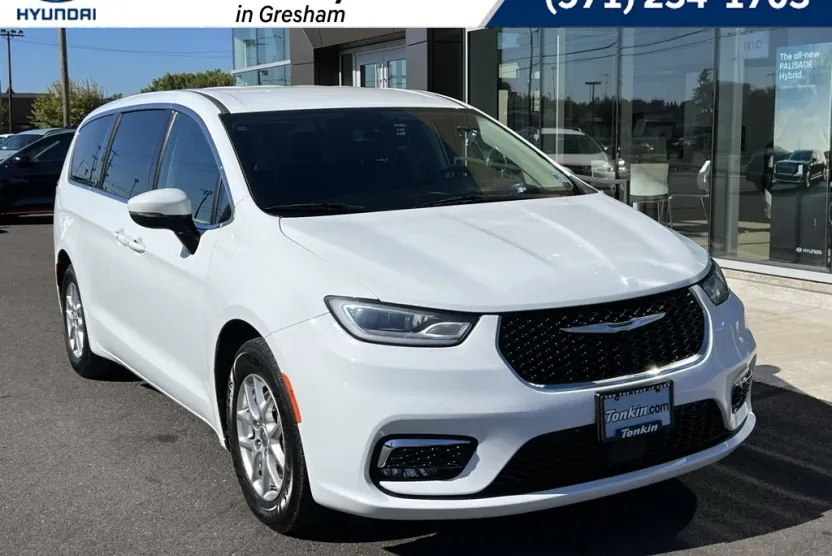 2023 Chrysler Pacifica Touring L photo 1