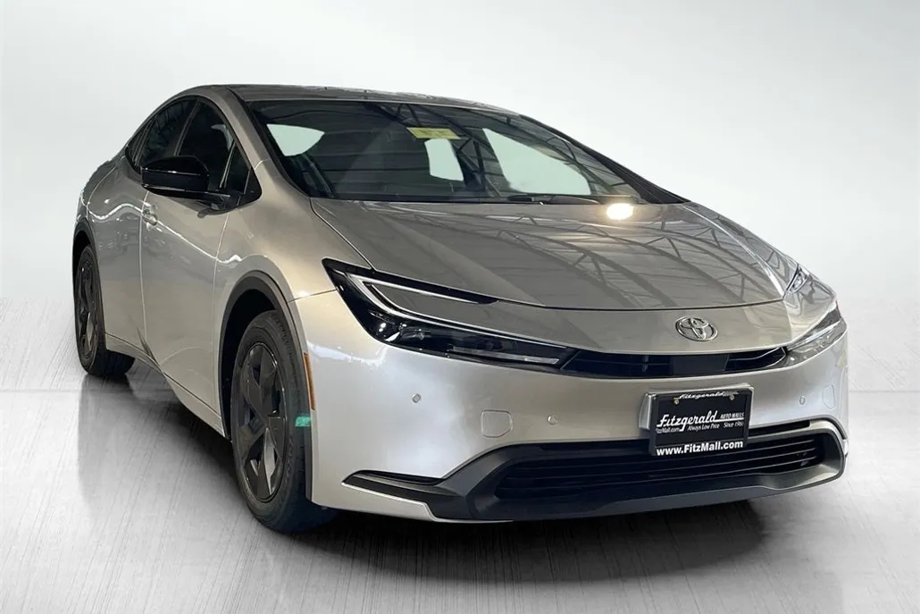 2025 Toyota Prius LE photo 1