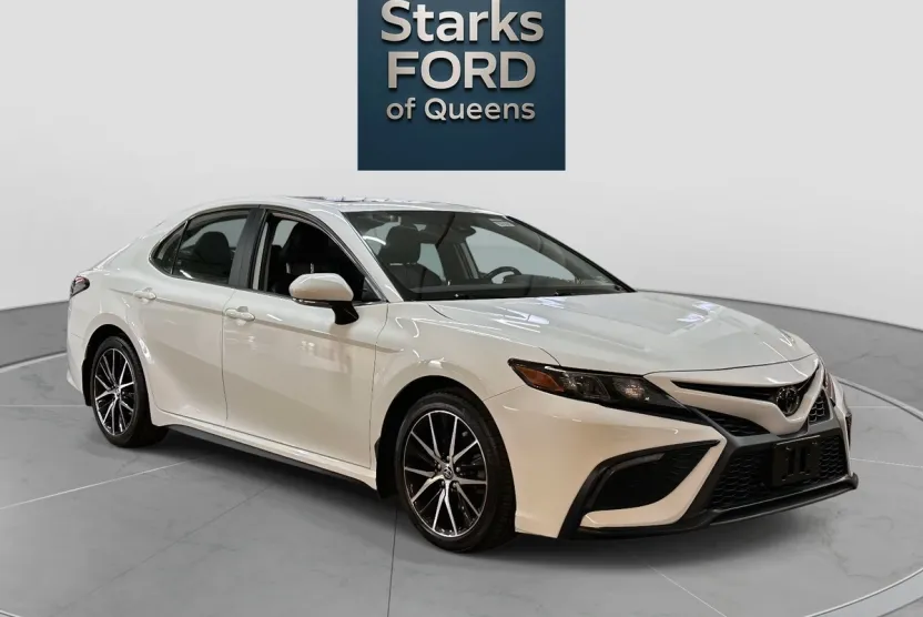 2023 Toyota Camry SE photo 1