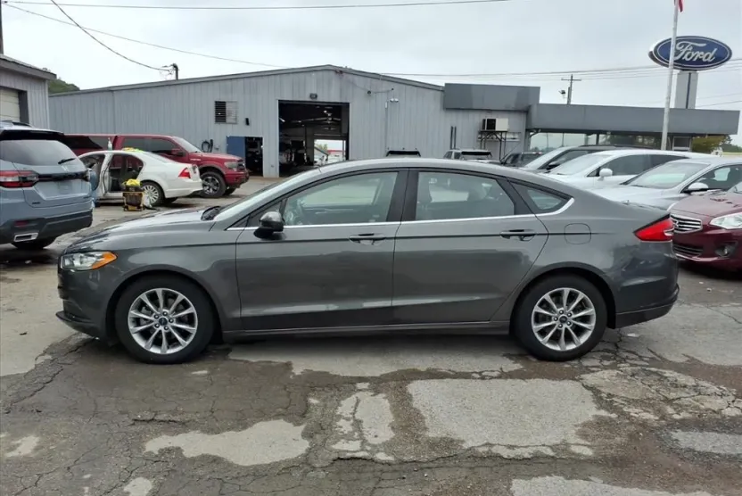 2017 Ford Fusion SE photo 1