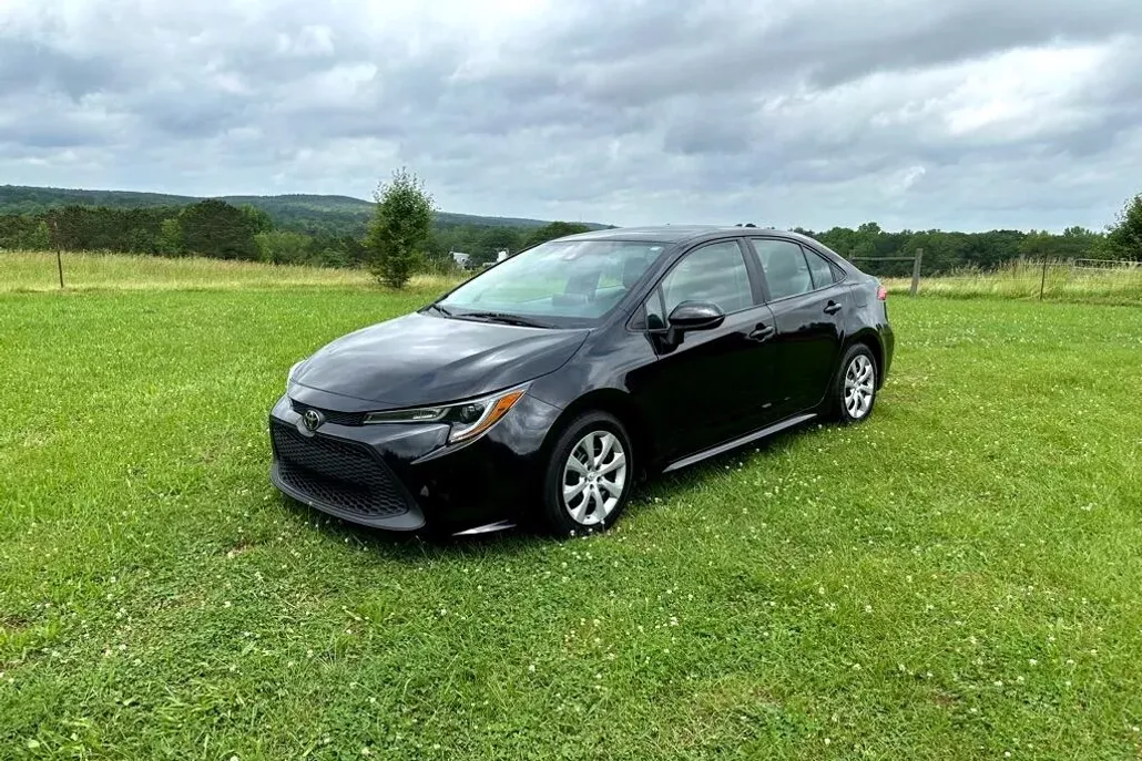 2021 Toyota Corolla LE photo 1