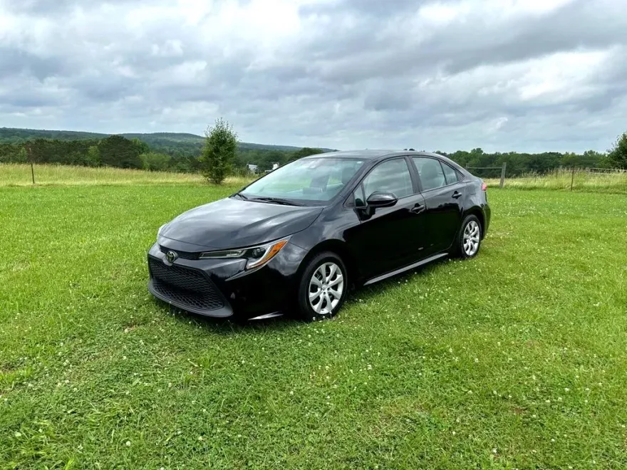 2021 Toyota Corolla LE photo 1