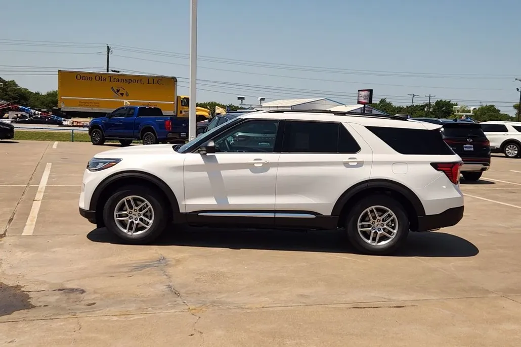 2025 Ford Explorer photo 1