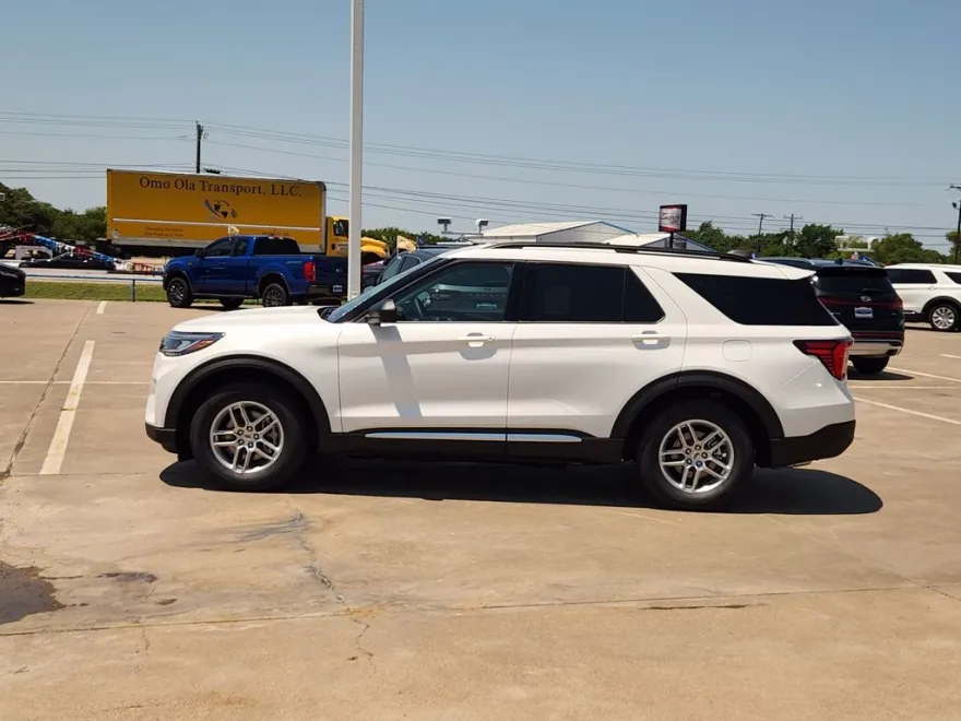 2025 Ford Explorer photo 1