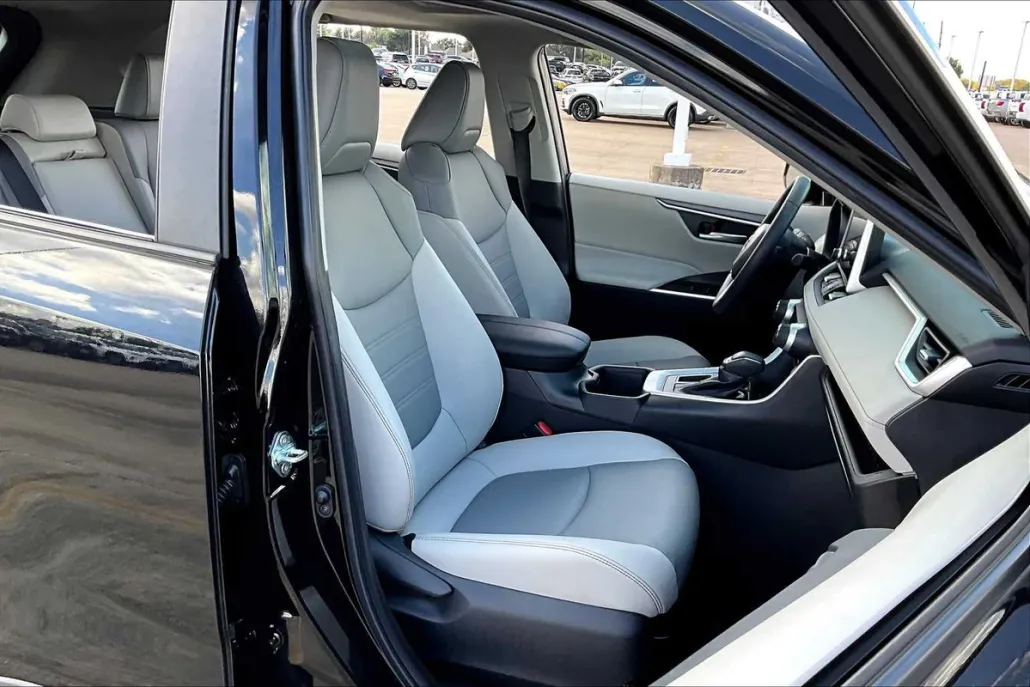 2023 Toyota RAV4 XLE Premium photo 1