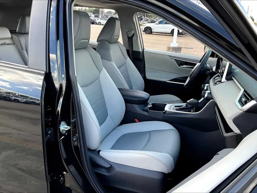 2023 Toyota RAV4 XLE Premium photo 1
