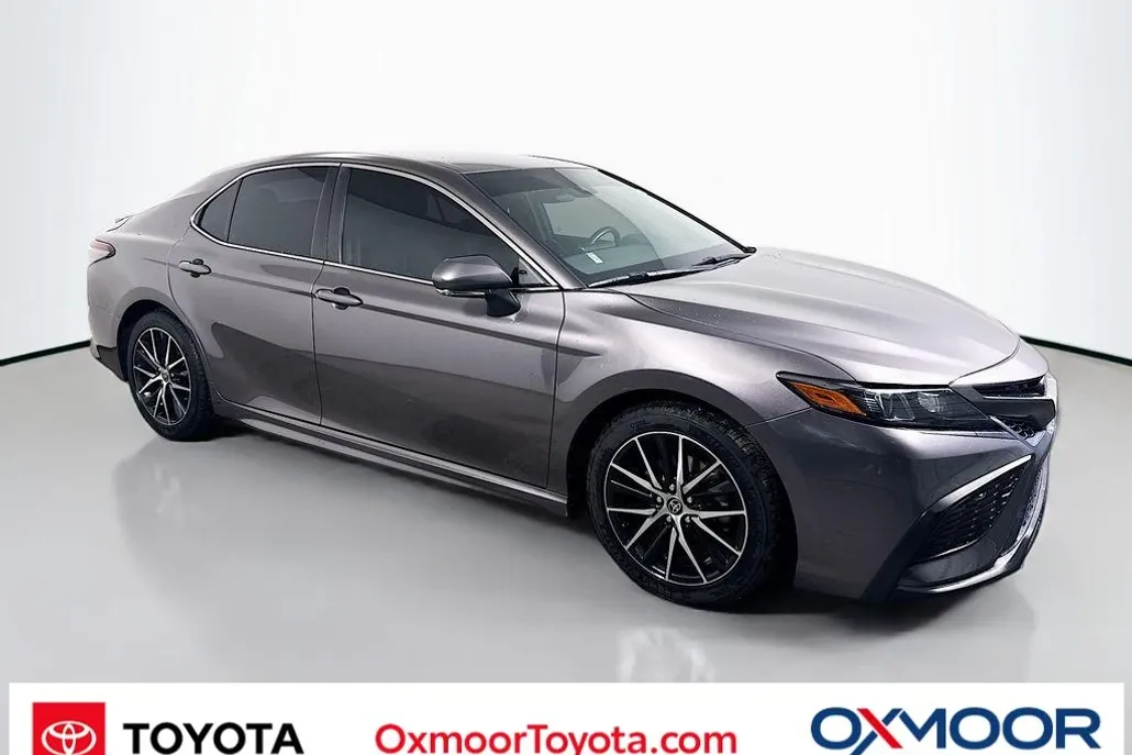 2022 Toyota Camry SE photo 1