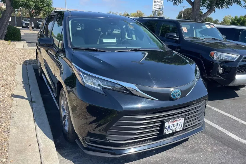 2021 Toyota Sienna LE photo 1