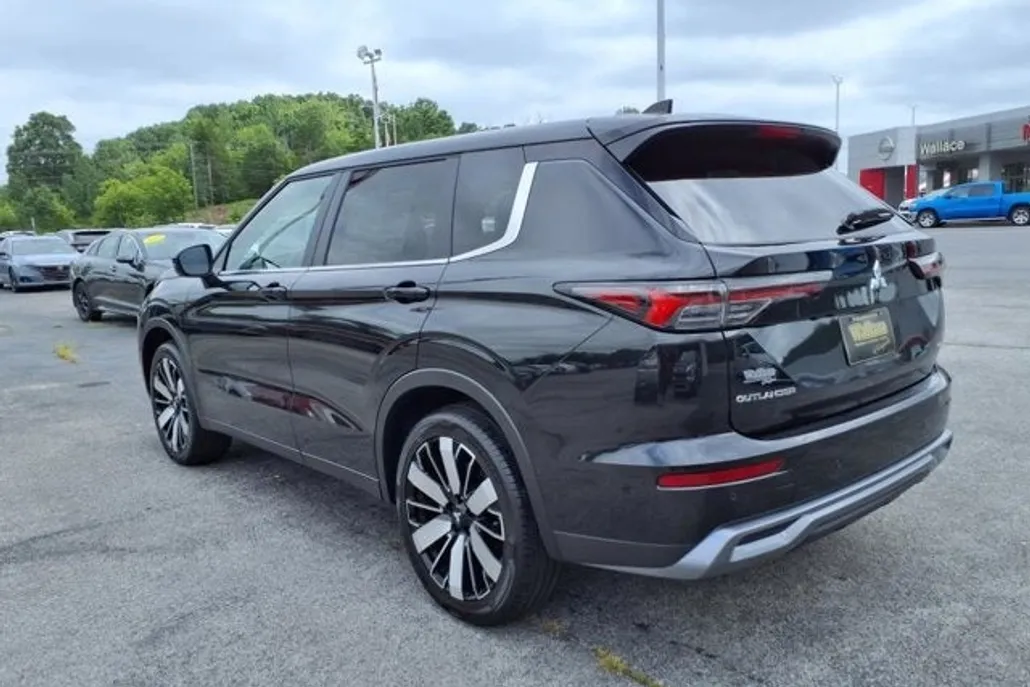 2025 Mitsubishi Outlander SE photo 1