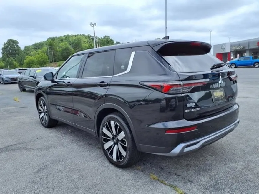 2025 Mitsubishi Outlander SE photo 1