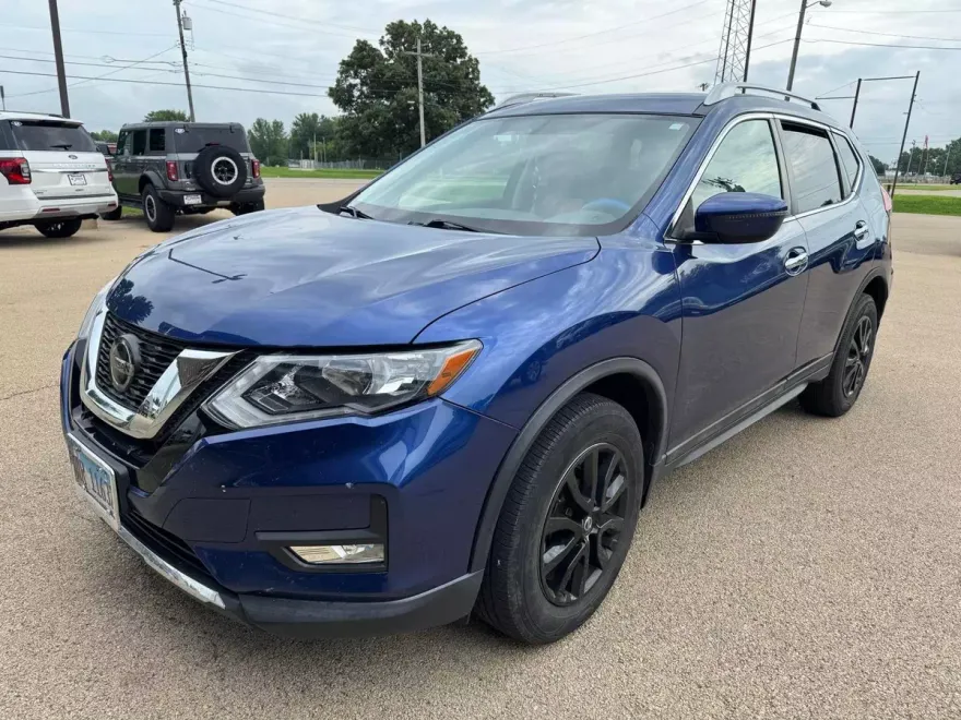 2018 Nissan Rogue SV photo 1