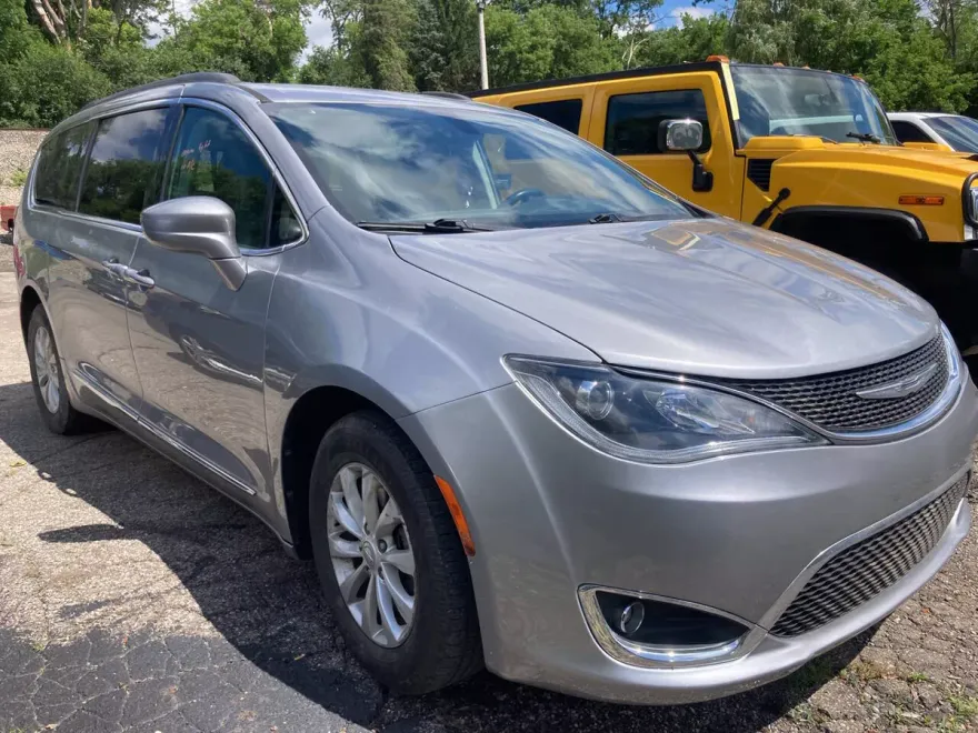 2017 Chrysler Pacifica Touring L photo 1
