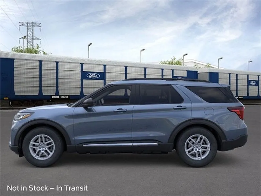2025 Ford Explorer photo 1