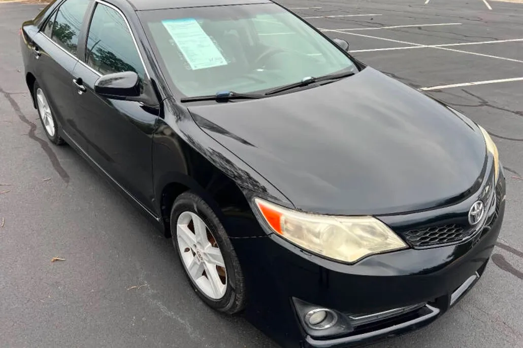 2012 Toyota Camry SE photo 1