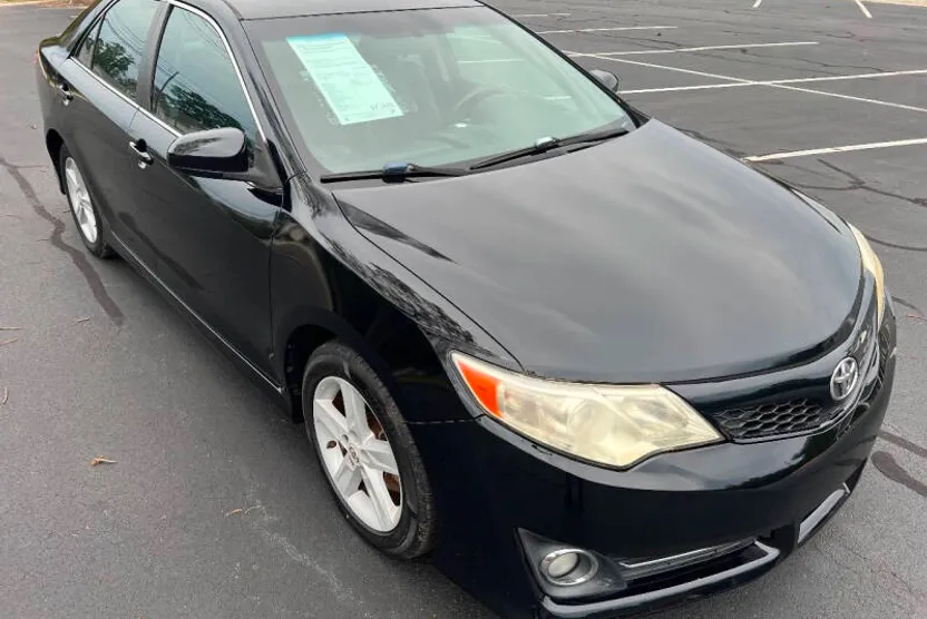 2012 Toyota Camry SE photo 1
