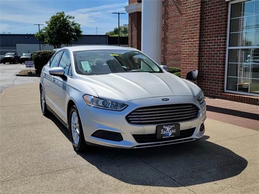 2016 Ford Fusion S photo 1