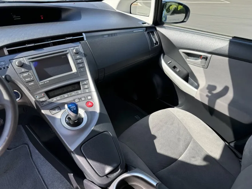 2015 Toyota Prius Plug-in Hybrid Advanced photo 23