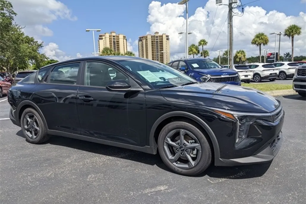 2025 Kia K4 LXS photo 1