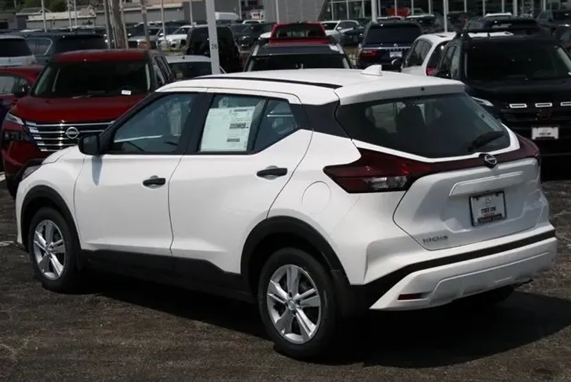 2025 Nissan Kicks Play S photo 1