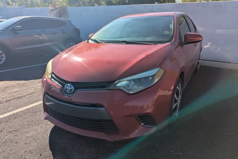 2016 Toyota Corolla LE photo 1