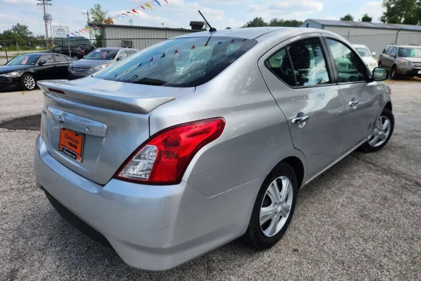 2019 Nissan Versa S photo 1