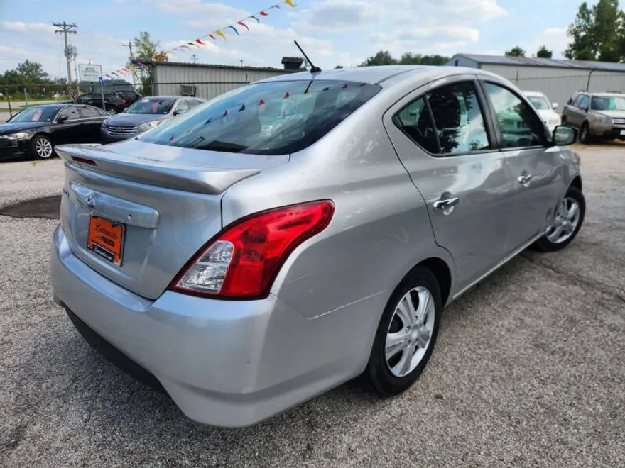 2019 Nissan Versa S photo 1