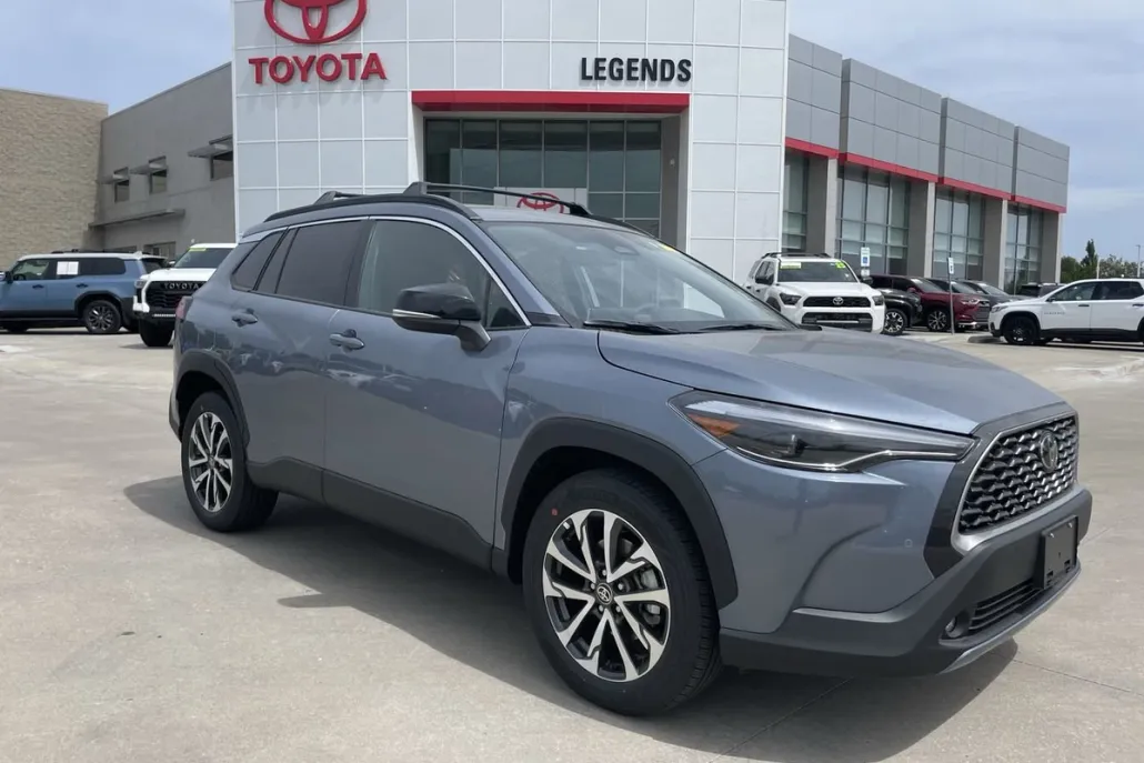 2025 Toyota Corolla Cross XLE photo 1