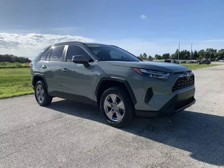 2023 Toyota RAV4 XLE photo 1