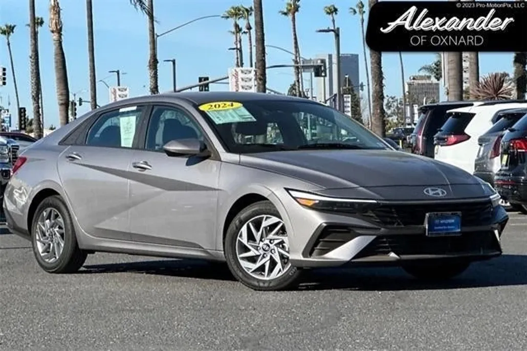 2024 Hyundai Elantra SEL photo 1