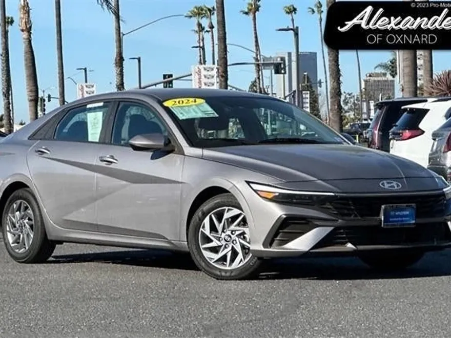 2024 Hyundai Elantra SEL photo 1