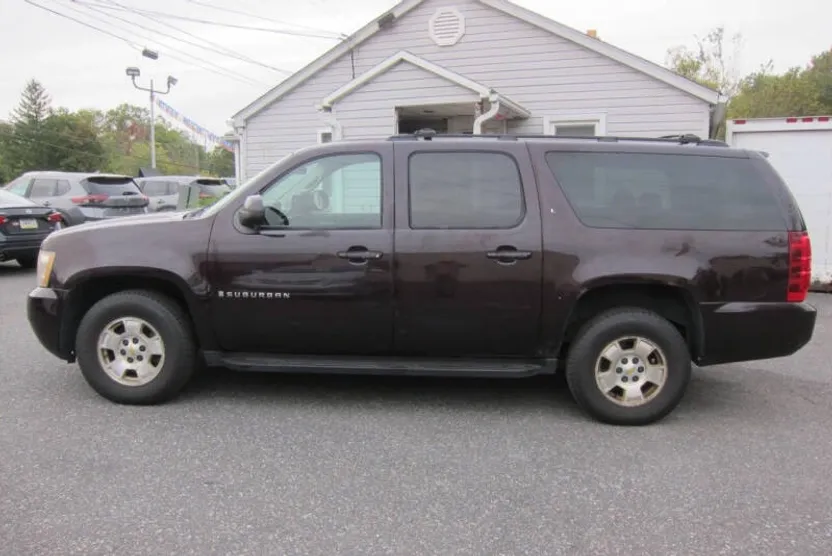 2009 Chevrolet Suburban LT photo 1