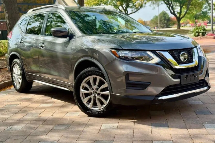 2018 Nissan Rogue SV photo 1