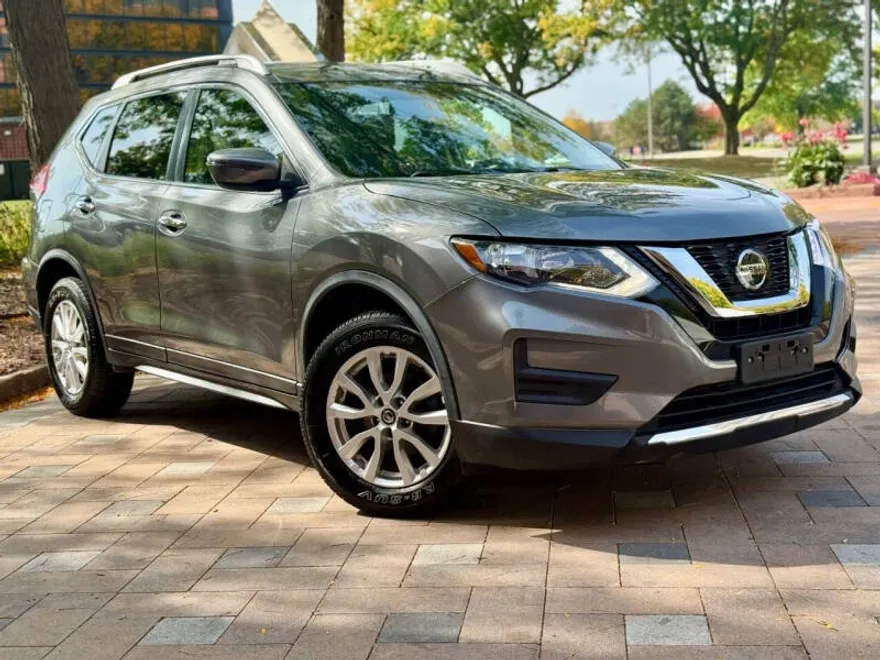 2018 Nissan Rogue SV photo 1