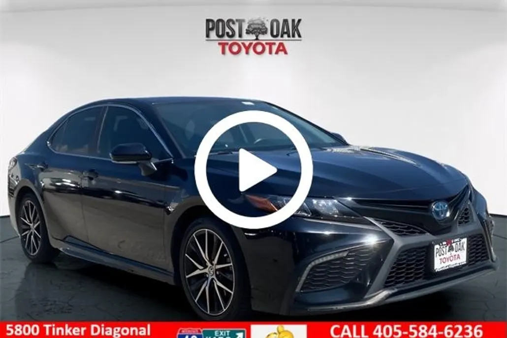 2022 Toyota Camry SE photo 1