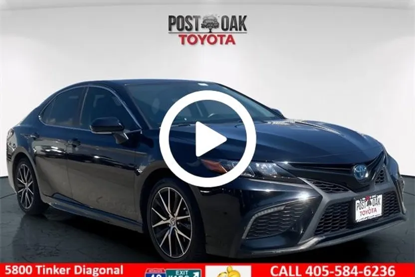 2022 Toyota Camry SE photo 1
