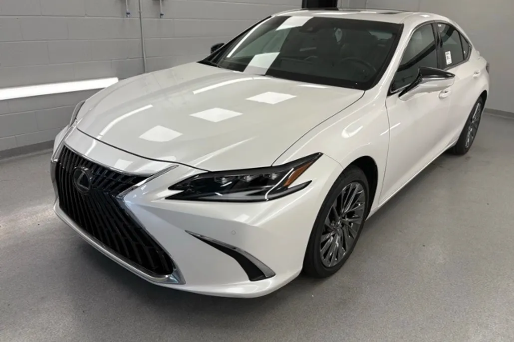 2025 Lexus ES 300h Luxury photo 1