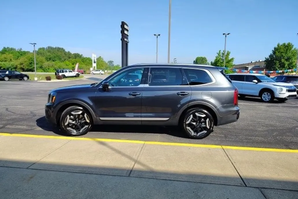 2023 Kia Telluride S photo 1