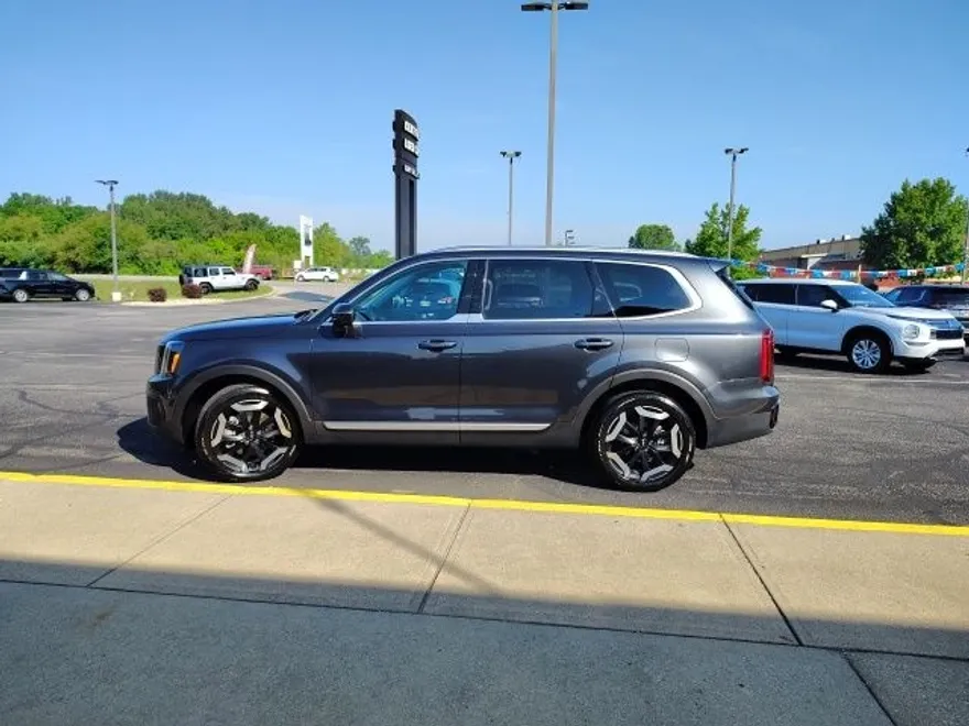 2023 Kia Telluride S photo 1