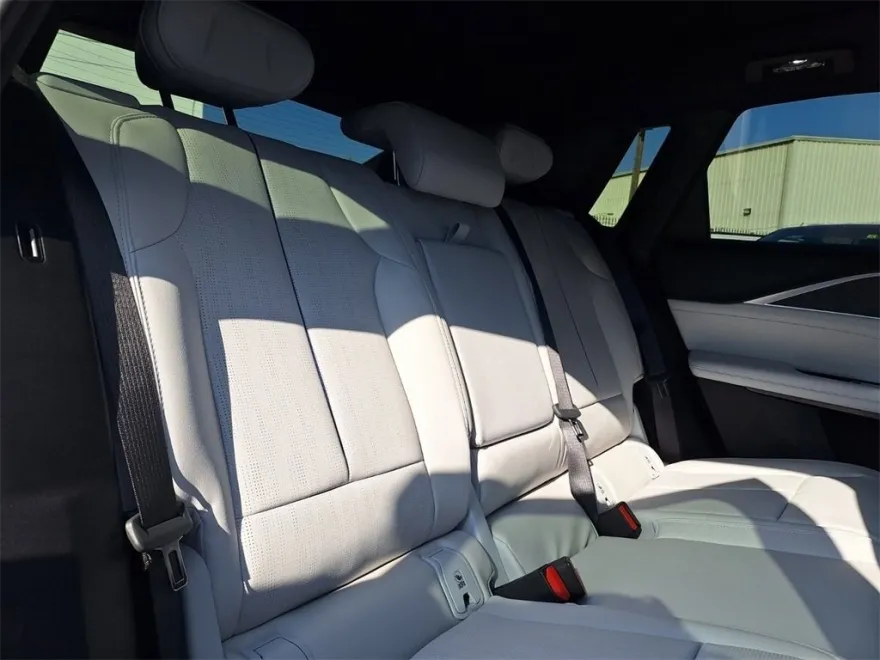 2025 Cadillac Lyriq Luxury photo 25