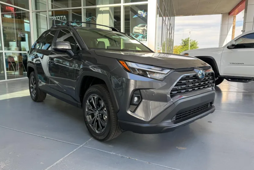 2025 Toyota RAV4 Hybrid XLE Premium photo 1
