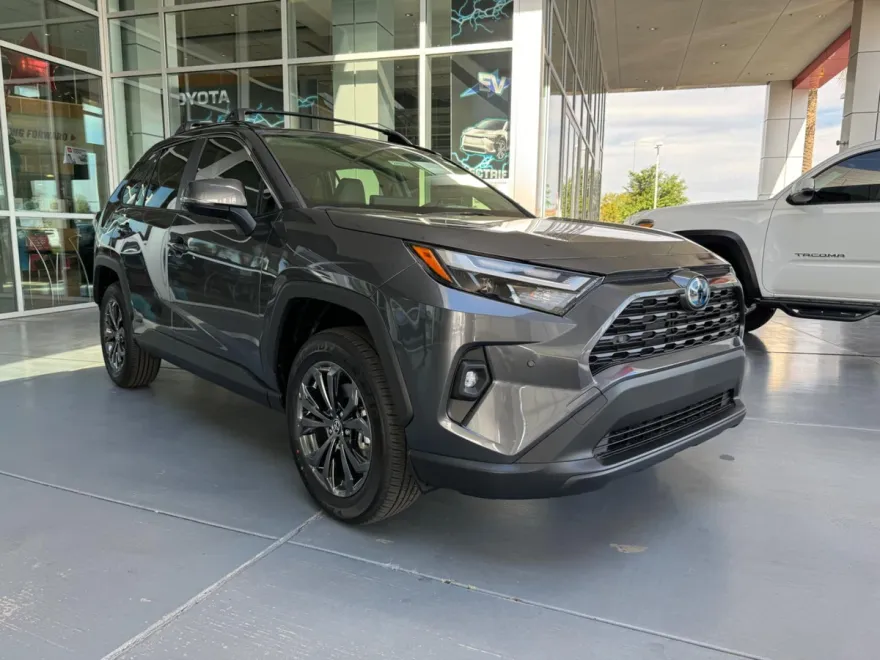 2025 Toyota RAV4 Hybrid XLE Premium photo 1