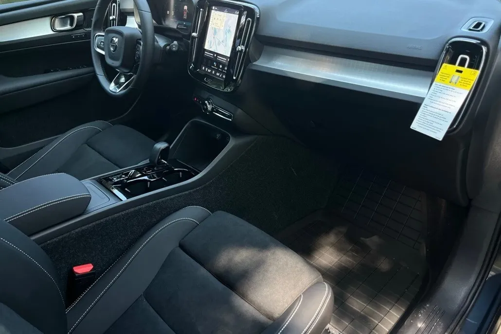 2026 Volvo XC40 photo 1
