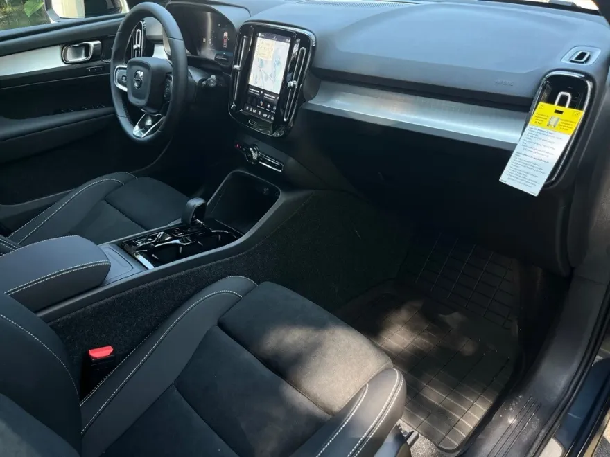 2026 Volvo XC40 photo 1