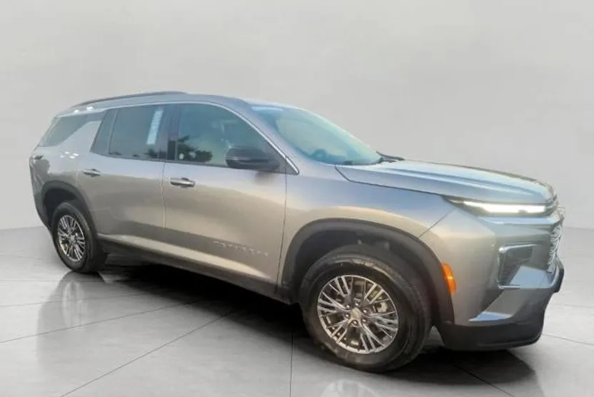 2025 Chevrolet Traverse 2LT photo 1