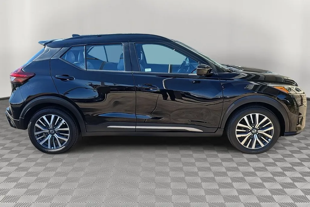 2021 Nissan Kicks SR photo 1