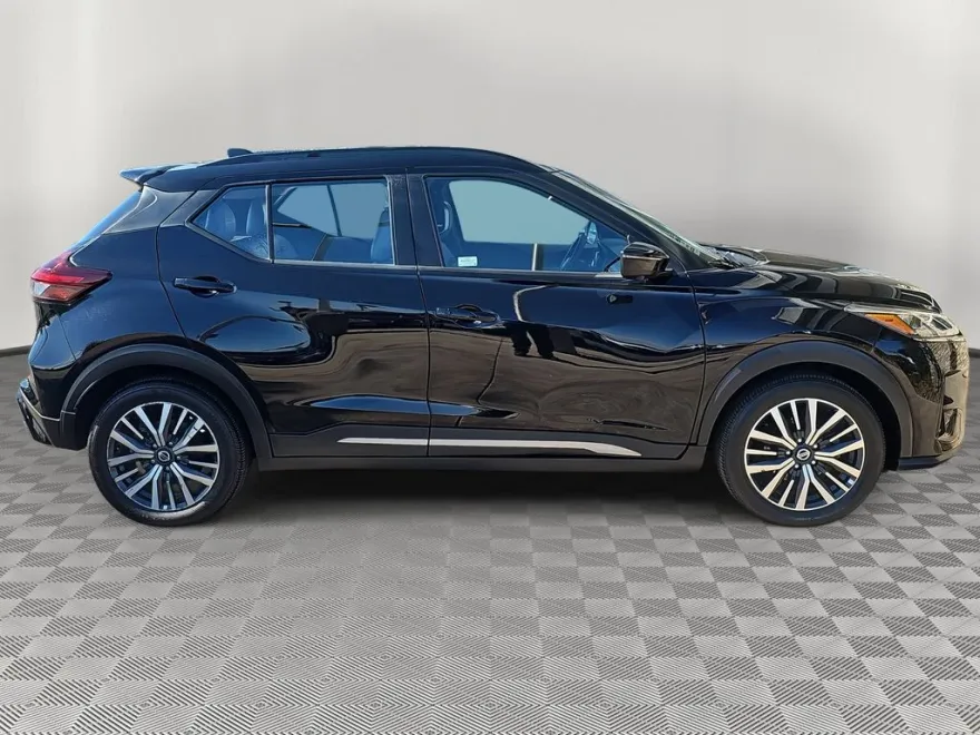 2021 Nissan Kicks SR photo 1