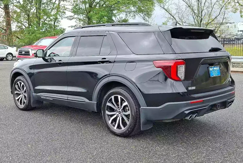 2021 Ford Explorer ST photo 1